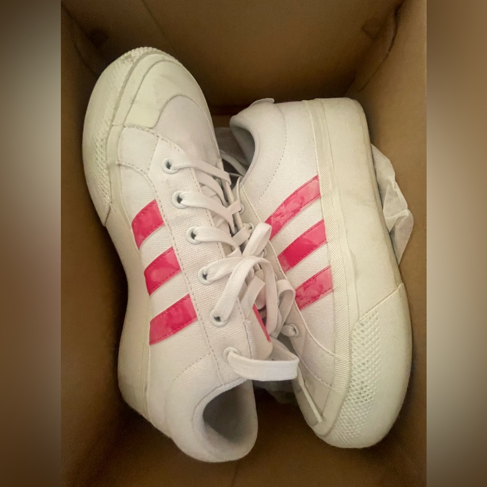 Adidas BRAVADA 2.0 PLATFORM SHOES
Size. 9.5 white and pink - Picture 2 of 8